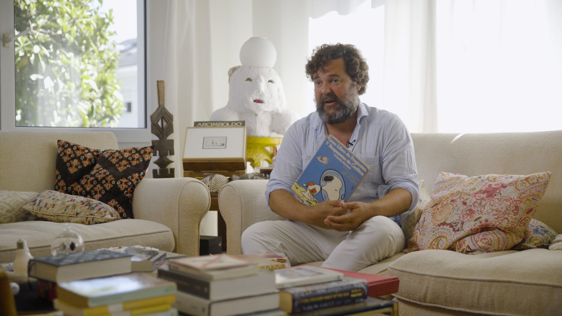 En la biblioteca de Jacobo Bergareche: “Con las cartas de amor adolescente uno aprende a manipular emocionalmente”