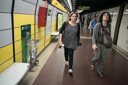 En la seva primera jornada laboral com a primera edil, Ada Colau ha agafat el metro. A la imatge, a l'andana de l'estació Jaume I, la més propera a l'Ajuntament.