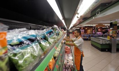 Un empleado de Mercadona, en la sección de verduras y ensaladas envasadas de uno de los supermercados de la firma.