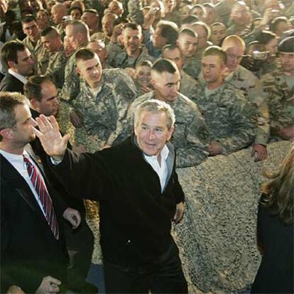 El presidente Bush saluda a los soldados de EE UU destacados en Afganistán, ayer en la base aérea de Bagram.