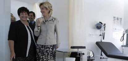 La presidenta, esta mañana en la apertura de un consultorio local en Fuentidueña de Tajo, una infraestructura que eleva a 75 los centros de salud puestos en marcha por el Gobierno regional durante la era Aguirre.