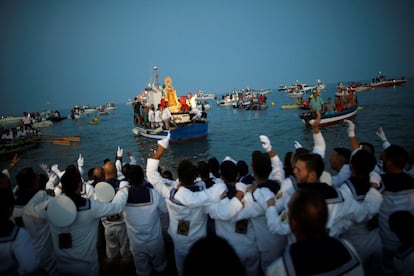 Una vez en tierra pero aún en la playa, la procesión llega a uno de sus momentos más emotivos: cuando se interpretan canciones y salves compuestas ex profeso mientras los hombres de trono realizan diferentes maniobras manteniendo el tradicional 'paso marinero'. Por último, la Virgen del Carmen emprende el camino de vuelta hacia su templo.