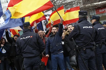 Integrantes del Hogar Social Madrid, en la manifestación de Tetuán.