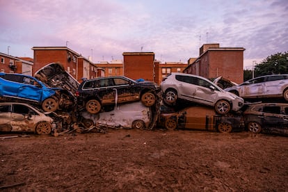 Coches apilados en una calle de Catarroja, este martes.