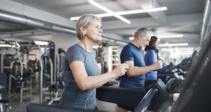 Personas mayores hacen ejercicio en un gimnasio.