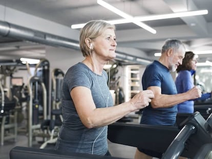 Personas mayores hacen ejercicio en un gimnasio.