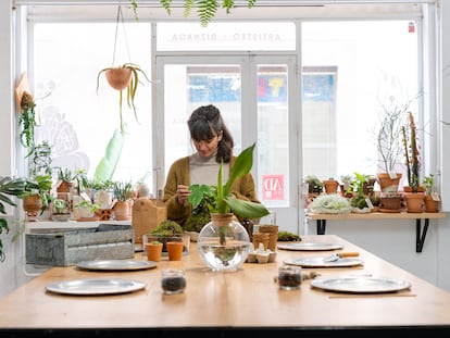 Elena Zafón en su taller botánico Biznaga Atelier, ubicado en Palma (Mallorca).