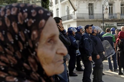 Un mujer observa la concentración de sindicalistas argelinos frente al Parlamento, en protesta por la reforma de las pensiones que se debatía el pasado 27 de noviembre.