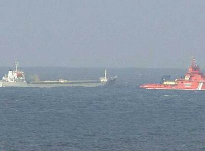 El buque &#39;Ostedijk&#39;, arrastrado por el remolcador &#39;Don Inda&#39;, de Salvamento Marítimo, ayer por la tarde al norte de Estaca de Bares.