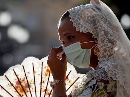 Una fallera se seca las lagrimas durante la Ofrenda a la Virgen, uno de los actos más emotivos de las Fallas, mucho menos multitudinario, sin público, con estrictas medidas sanitarias e indumentarias más ligeras por ser en verano en vez de marzo.