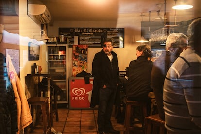 El escritor y Fátima de Burnay, en el bar El Escudo.