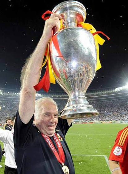 Luis Aragonés levanta el trofeo otorgado a los campeones.