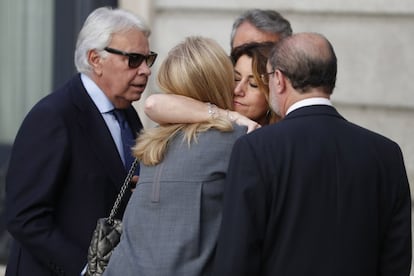 Susana Díaz abraza a Mar García Vaquero, esposa de Felipe González (izquierda), a su llegada a la capilla ardiente de Alfredo Pérez Rubalcaba, este sábado, en el Congreso.