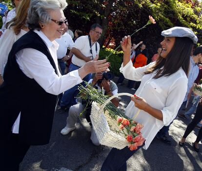 La candidata de Ciudadanos al Ayuntamiento de Madrid, Begoña Villacís, reparte claveles durante las fiestas de San Isidro en Madrid.