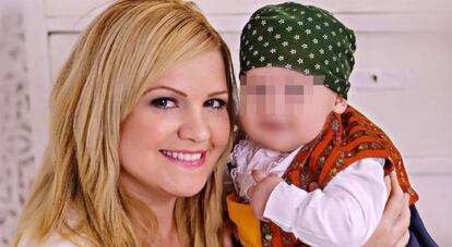 La española Pilar Garrido con su hijo.