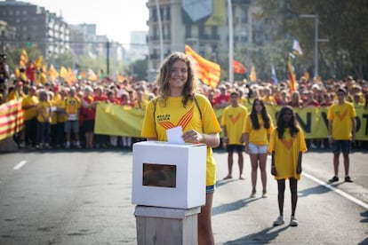 Emma Soler, que el 9 de noviembre cumplirá 16 años, deposita una papeleta durante la manifestación por la via Catalana 2014.