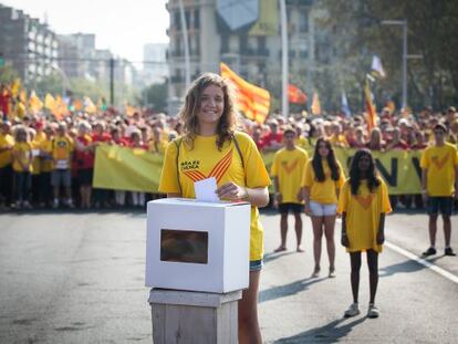 Emma Soler, que el 9 de novembre farà 16 anys, diposita una papereta durant la manifestació per la Via Catalana 2014.