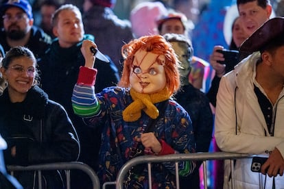 Un participante del desfile es visto con un disfraz de Chucky de "Child's Play" durante el Village Halloween Parade en Manhattan el 31 de octubre de 2023 en Nueva York.