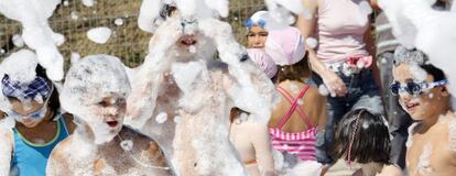 Un grupo de niños disfrutan empapados en espuma durante la celebración de las fiestas de Plentzia.