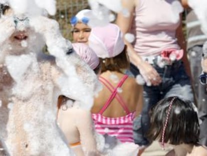 Un grupo de niños disfrutan empapados en espuma durante la celebración de las fiestas de Plentzia.