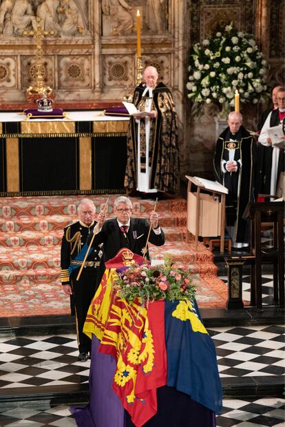 Carlos III junto a Andrew Parker como Lord Chamberlain, en el oficio religioso celebrado por la muerte de Isabel II en el castillo de Windsor, el 19 de septiembre 2022.