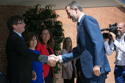El presidente catalán, Carles Puigdemont saluda al rey Felipe VI. Detras, Soraya Sáenz de Santamaría y Merce Conesa.