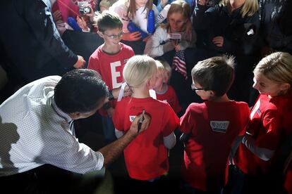 Romney firma camisetas a niños durante un mitín en Des Moines, Iowa, el 4 de noviembre.