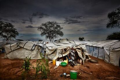 Nyepel, sursudanesa con tres hijos, frente a su chabola del campo de refugiados, junto al río Nilo Blanco, en el que viven 71.637 personas de la etnia dinka.