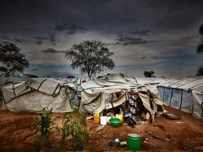 Nyepel, sursudanesa con tres hijos, frente a su chabola del campo de refugiados, junto al río Nilo Blanco, en el que viven 71.637 personas de la etnia dinka.