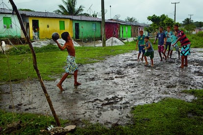 Nem a chuva conseguiu interromper a pelada em Penedo, ao sul do estado de Alagoas, às margens do Rio São Francisco.