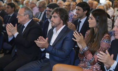 Fernando Alonso,acompañado de su pareja, Linda Morselli.