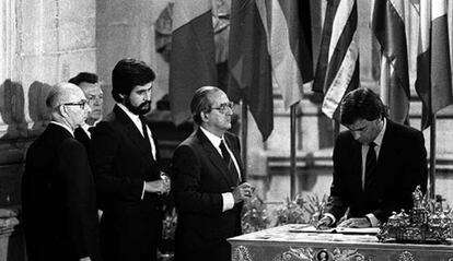 Felipe González, Fernando Morán (centro) y Manuel Marín (izquierda) firman el tratado de adhesión de España a la Comunidad Europea en junio de 1985.