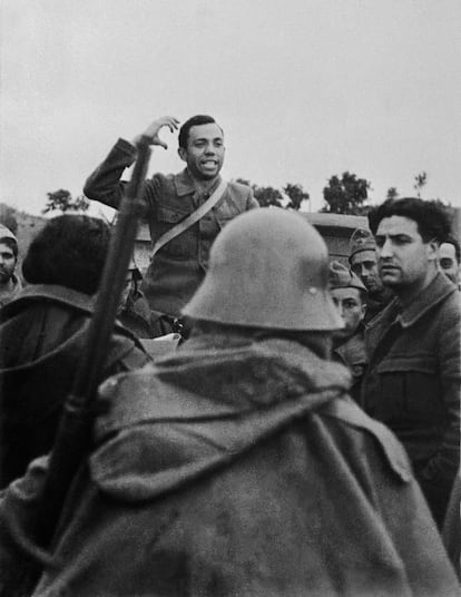 Miguel Hernández fue al frente para leer poesía a los soldados, al igual que muchos escritores miembros de la Alianza de Intelectuales Antifascistas.