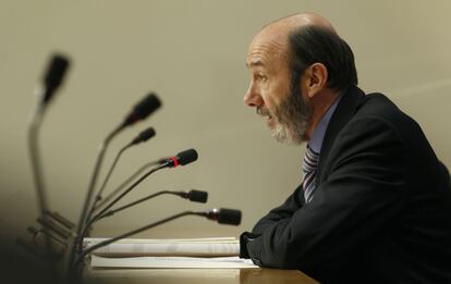 Durante los 14 años de Gobierno de González, Rubalcaba fue ganando protagonismo político y mediático conforme se ponía de manifiesto que uno de sus puntos fuertes era la capacidad para comunicar. Ha sido portavoz de prácticamente todo lo que se pueda serlo. También durante los años de la travesía de desierto del PSOE. El partido le elige secretario de comunicación en 1997. El 13 de marzo de 2004, dos días después de los atentados del 11-M, pronuncia una de sus frases más recordadas: "Los españoles se merecen un Gobierno que no les mienta". Tras la victoria de José Luis Rodríguez Zapatero, al día siguiente, será nombrado… Portavoz (del grupo socialista en el Congreso).