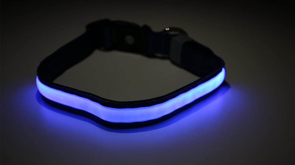 La principal limitación del collar luminoso Masbrill es que emite luz en 180 grados.