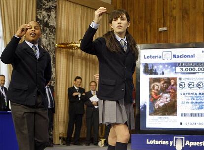 Brandon Cabrera y Vanesa Sánchez Mateo, del colegio San Ildefonso, cantan el <i>gordo</i> de la lotería de Navidad.