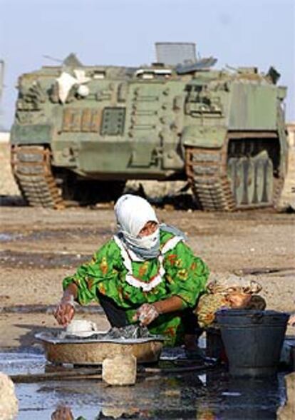 Una mujer lava la ropa en un campamento militar abandonado en Kirkuk.