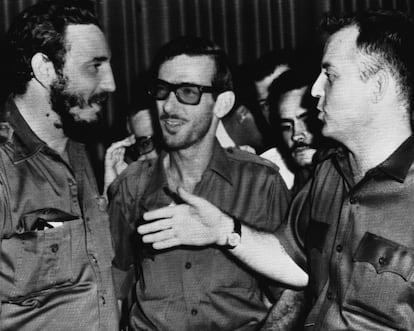 Fidel Castro charla con Eloy Gutiérrez Menoyo y William A Morga, en una fotografía datada en La Habana el 14 de agosto de 1959. El español, nacionalizado cubano tras la Revolución, fue condenado en 1965 a 30 años de prisión por participar en una acción armada contra Castro.