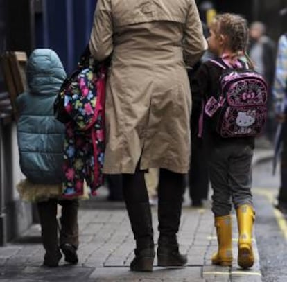 Una madre recoge a sus hijas del colegio en Londres, Reino Unido. EFE/Archivo