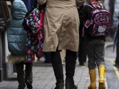 Una madre recoge a sus hijas del colegio en Londres, Reino Unido. EFE/Archivo
