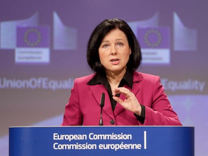 Vera Jourova, vicepresidenta de la Comisión Europea encargada de Valores y Transparencia, durante un discurso en Bruselas, el 5 de marzo.