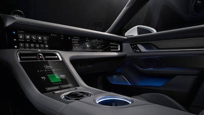 Interior del Porsche Taycan EV.