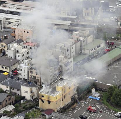 . Pelo menos 35 caminhões de bombeiros trabalham no local do incêndio.