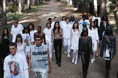 Su pareja, Eliza Douglas (en el centro), durante el desfile de Burberry en cuyo montaje colaboró Imhof.