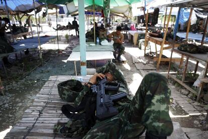 Un soldado descansa en el campamento levantado por el Ejército en un barrio de Bangkok.