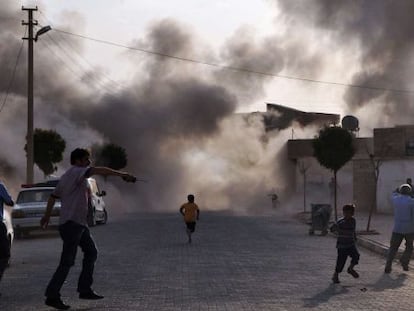 Columnas de humo en la poblaci&oacute;n turca de Akcakale tras el ataque desde Siria.