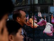 Transeúntes pasan frente a una tienda de Nike en Pekín, China