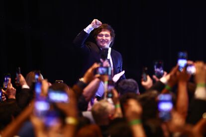 Javier Milei celebra los resultados obtenidos en la primera vuelta de las elecciones en Argentina. el 22 de octubre.