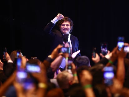 Javier Milei celebra los resultados obtenidos en la primera vuelta de las elecciones en Argentina. el 22 de octubre.