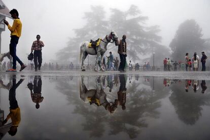 Varias personas pasean en la colina de la ciudad de Shimla, en India.